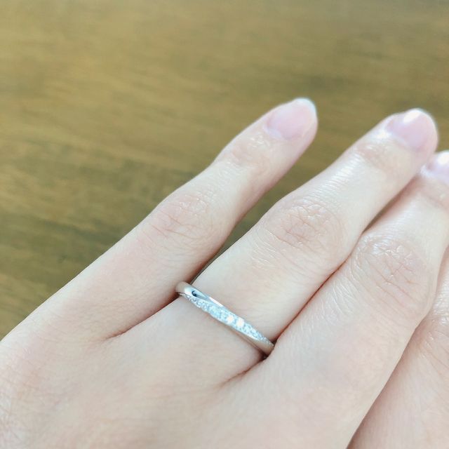 【アイプリモ(I-PRIMO)の口コミ】 派手すぎず、地味すぎず、ダイヤが斜めのライン上でキラキラと輝くデザイ…