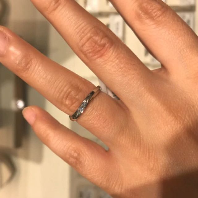 【CHARMY(チャーミー)の口コミ】 鍛造製法のリングですが、それほど幅がないので付け心地もよく気に入って…
