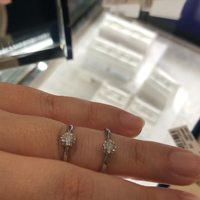 【ヴァンドーム青山(VENDOME AOYAMA)の口コミ】 お花の形になった婚約指輪です。花の形になっているものは他のメーカーで…