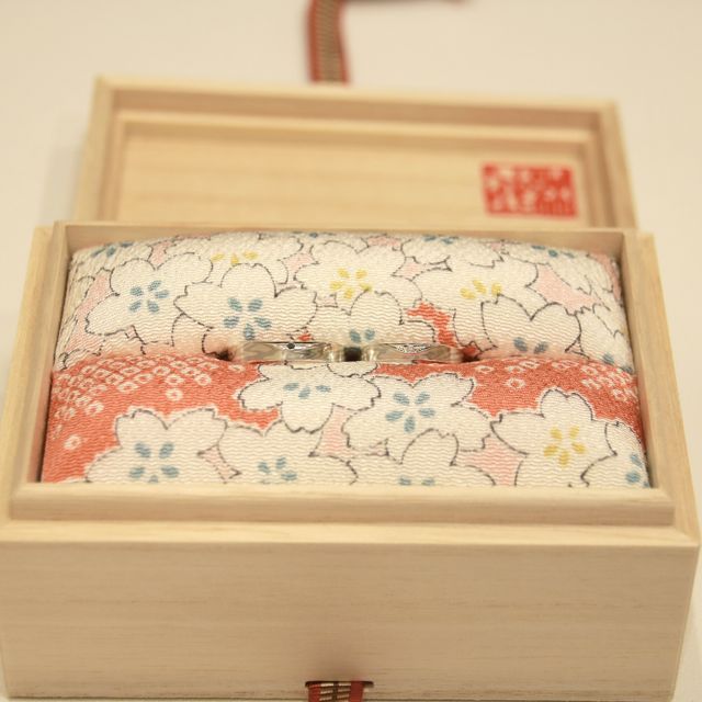 【杢目金屋(もくめがねや)の口コミ】 彼と一緒に結婚指輪を決めました。
後悔したくないよね、とフルオーダーの…