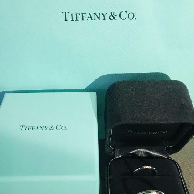 【ティファニー(Tiffany & Co.)の口コミ】 指輪のつけ心地がとても良かったです。
女性用はダイヤ入りのためシンプル…
