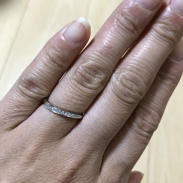 【エクセルコダイヤモンド(EXELCO DIAMOND)の口コミ】 指輪のデザインがウェーブしているものを選びました。
指が長く見えるため…
