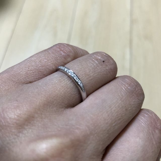 【エクセルコダイヤモンド(EXELCO DIAMOND)の口コミ】 指輪のデザインがウェーブしているものを選びました。
指が長く見えるため…