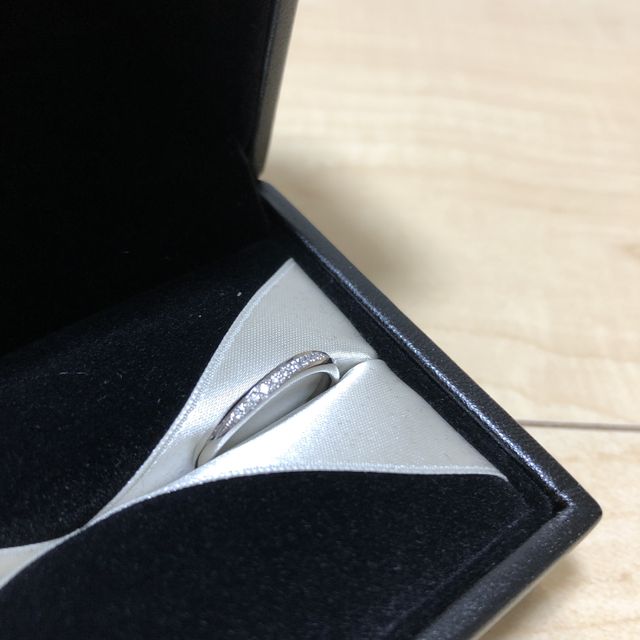 【エクセルコダイヤモンド(EXELCO DIAMOND)の口コミ】 指輪のデザインがウェーブしているものを選びました。
指が長く見えるため…