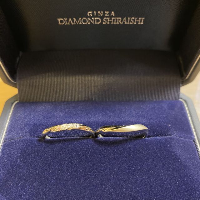 【銀座ダイヤモンドシライシの口コミ】 定番のウエーブラインがあるデザインにしました。
女性用指輪はダイヤの1…