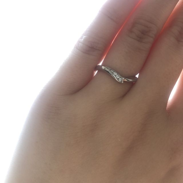 【俄(にわか)の口コミ】 指輪のデザインはもともとストレートと決めていたのですが、私は指と指の…