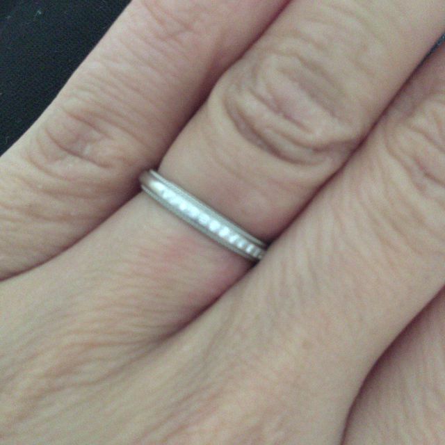 【4℃ BRIDAL(ヨンドシーブライダル)の口コミ】 アンティークなミル打ちデザインがかわいいと思っていたのと、ダイヤのエ…