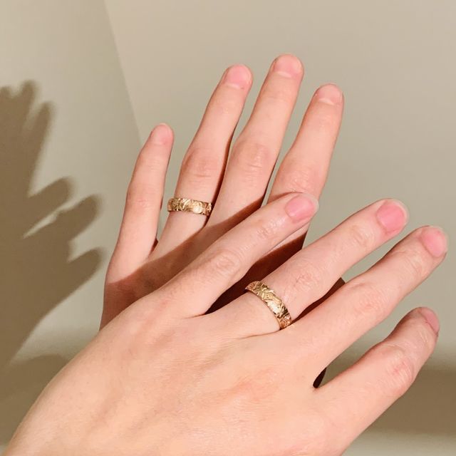 【HEART ISLAND(ハートアイランド)の口コミ】 彫りのリングを探していたので、私たちのイメージに合うものを見せていた…