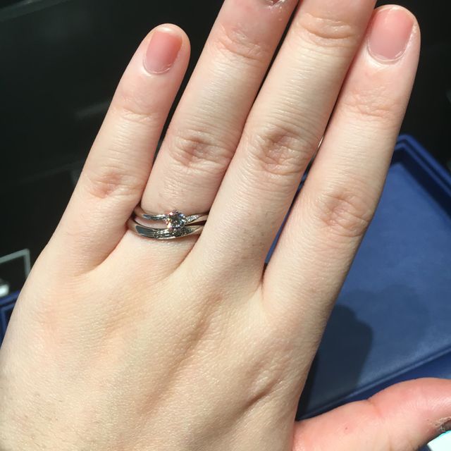 【銀座ダイヤモンドシライシの口コミ】 婚約指輪と重ね付けした感じがよかったです。ウェーブのおかげで指が短く…