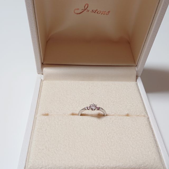 【I's stone(アイズストーン)の口コミ】 初めからV字デザインが良くてV字で探してました。アイズストーンさんは、…