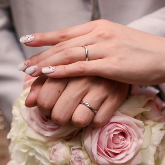 【アイプリモ(I-PRIMO)の口コミ】 細身でシンプルなデザインを探していました。真ん中に小さいダイヤが3つ輝…