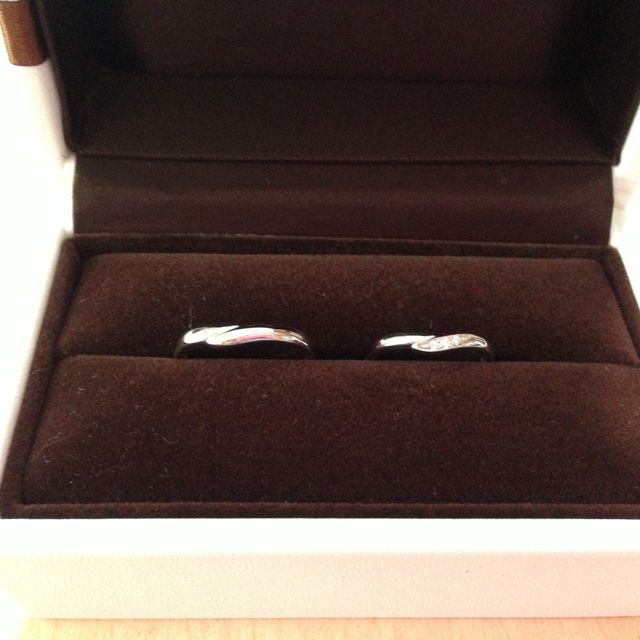 【アイプリモ(I-PRIMO)の口コミ】 細身でシンプルなデザインを探していました。真ん中に小さいダイヤが3つ輝…