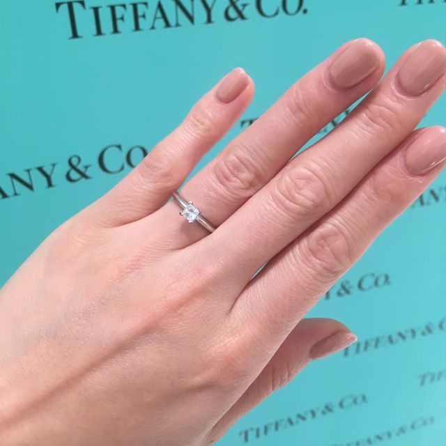 【ティファニー(Tiffany & Co.)の口コミ】 昔からTiffanyの婚約指輪に憧れがありました。
王道と言われるTiffanyセッ…
