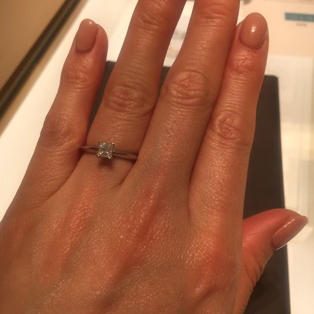 【ティファニー(Tiffany & Co.)の口コミ】 昔からTiffanyの婚約指輪に憧れがありました。
王道と言われるTiffanyセッ…