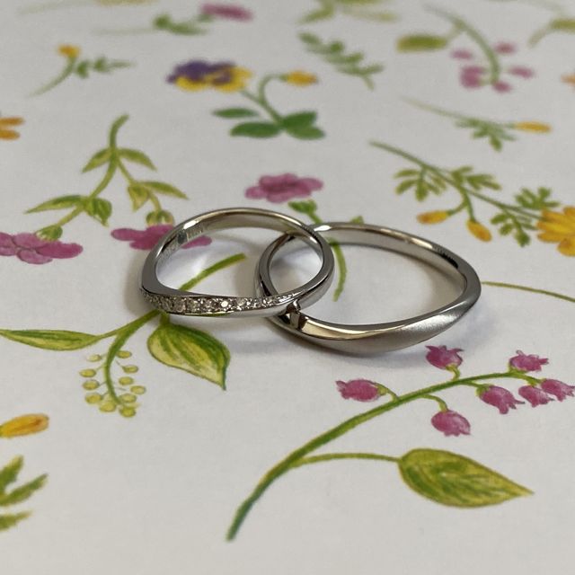 【Mariage ent(マリアージュエント)の口コミ】 指輪の捻れているデザイン、ダイヤが並んでいてとっても綺麗に見えるとこ…