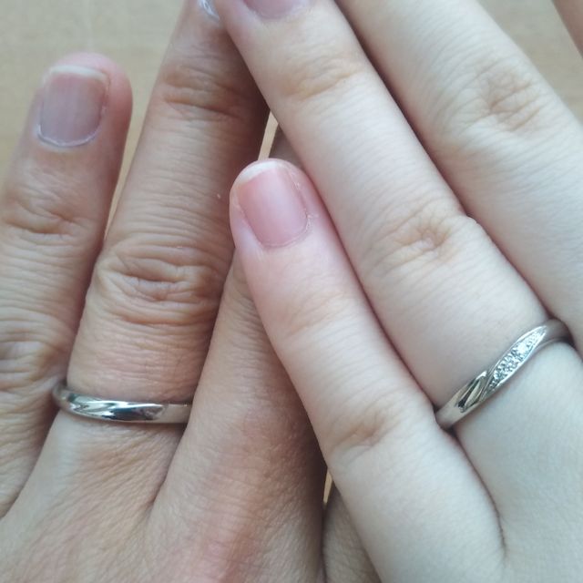 【銀座ダイヤモンドシライシの口コミ】 細さとデザインのバランスです。
シンプルながらも少し動きのあるデザイン…
