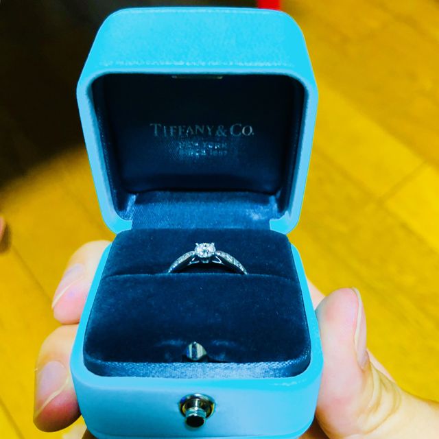 【ティファニー(Tiffany & Co.)の口コミ】 中央だけでなく、再度にもダイヤが敷き詰められており指にはめたらこれ１…
