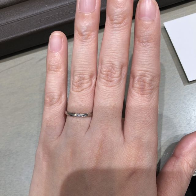 【アイプリモ(I-PRIMO)の口コミ】 シンプルなデザインですが、小さなダイヤモンドが付いており、さりげなく…
