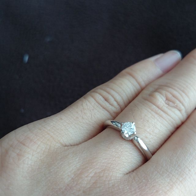 【4℃ BRIDAL(ヨンドシーブライダル)の口コミ】 この指輪の購入の決め手はシンプルなデザインであるが、大きすぎず、でも…