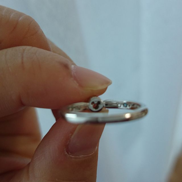 【4℃ BRIDAL(ヨンドシーブライダル)の口コミ】 この指輪の購入の決め手はシンプルなデザインであるが、大きすぎず、でも…