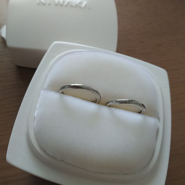 【俄(にわか)の口コミ】 曲線が好みだった。真ん中に並んでいるダイヤもかわいいけど主張しすぎな…