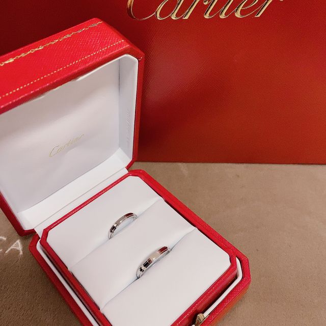 【カルティエ(Cartier)の口コミ】 シンプルなデザインで夫婦でお揃いで着用可能なものを探しておりました。
…