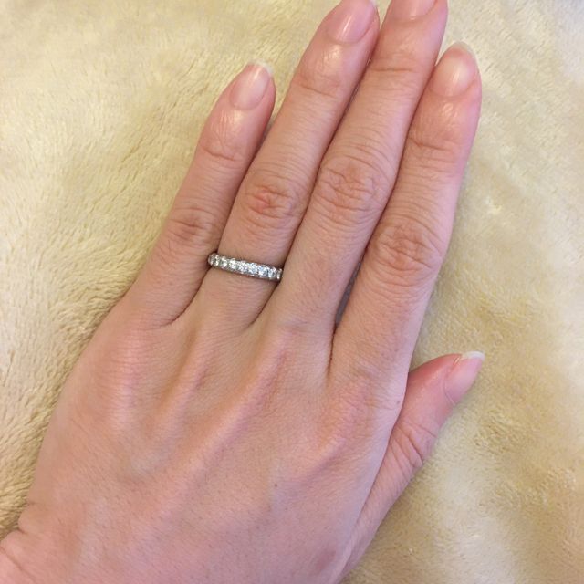 【ラザール ダイヤモンド(LAZARE DIAMOND)の口コミ】 エタニティのようにダイヤが並んでおり、かつダイヤが外れることのないよ…