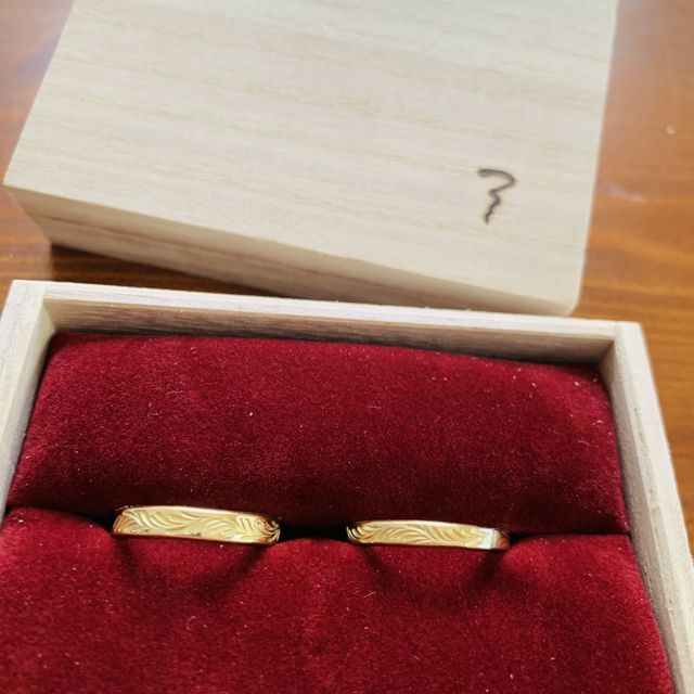 【ichi(イチ)の口コミ】 唐草の手彫りのデザインが気に入りました。
ゴールドとシルバーが6:4にな…