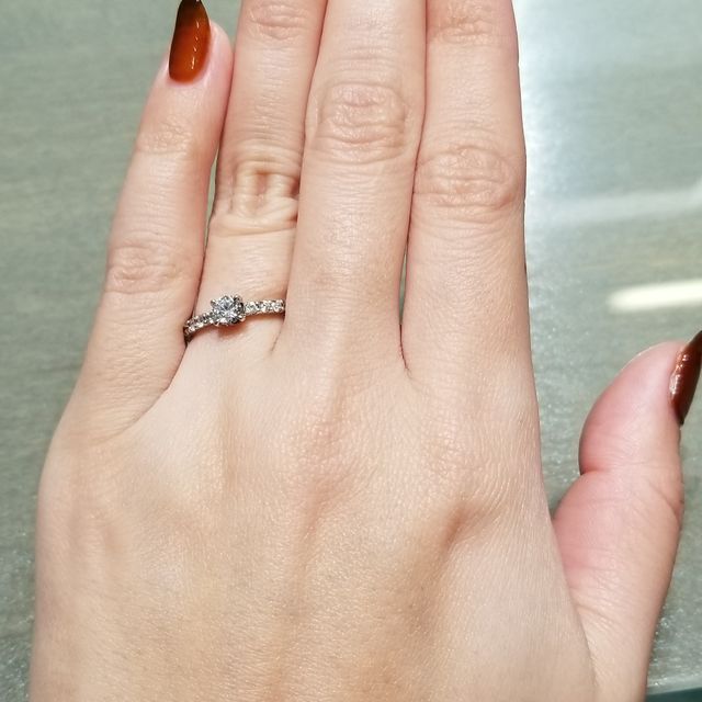 【アイプリモ(I-PRIMO)の口コミ】 正面から見ると、プラチナ部分があまり見えず、ほぼダイヤモンドしか見え…