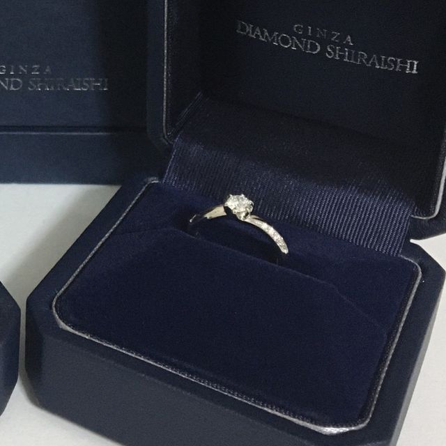 【銀座ダイヤモンドシライシの口コミ】 指輪細く長く見せ、自然なつけ心地のウェーブのデザインが可愛く大人っぽ…