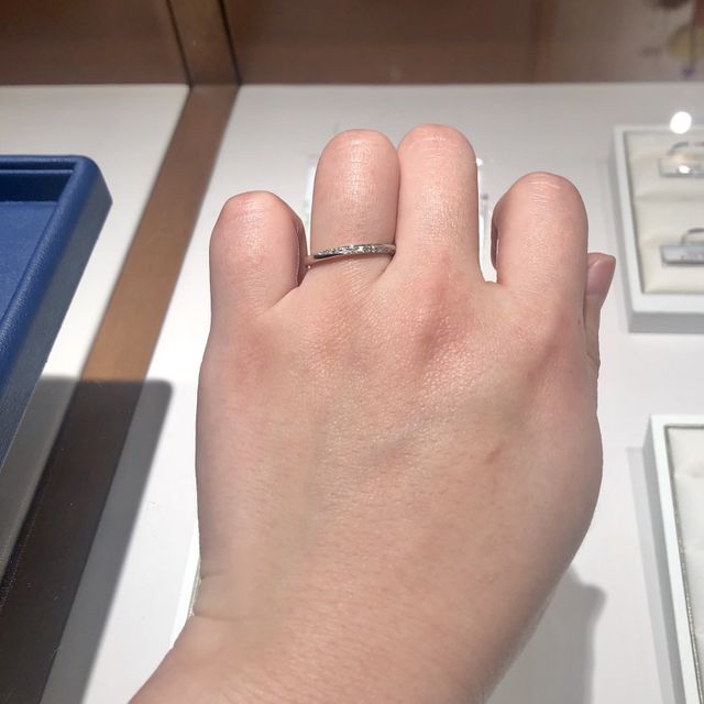 【銀座ダイヤモンドシライシの口コミ】 細めのデザインかつ、広範囲にメレダイヤがあるものを探していて、ドンピ…