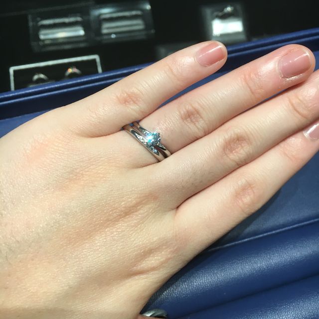 【銀座ダイヤモンドシライシの口コミ】 ダイヤがついている指輪が良かったので、真ん中にダイヤが入っていてかわ…