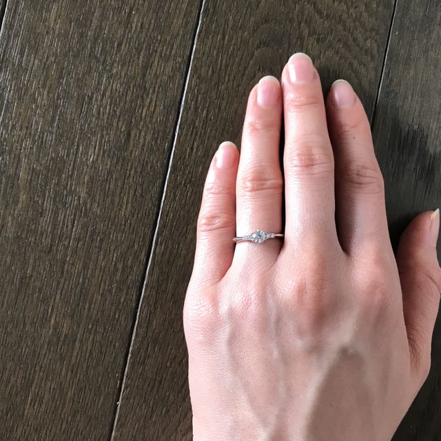 【アイプリモ(I-PRIMO)の口コミ】 もとから少し華やかな婚約指輪が欲しく、他のブランドでもメレダイヤの付…