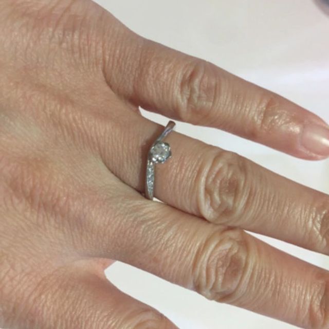 【TRECENTI(トレセンテ)の口コミ】 中央の大きなダイヤモンドを止める爪が丸く花びらの様な加工になっており…