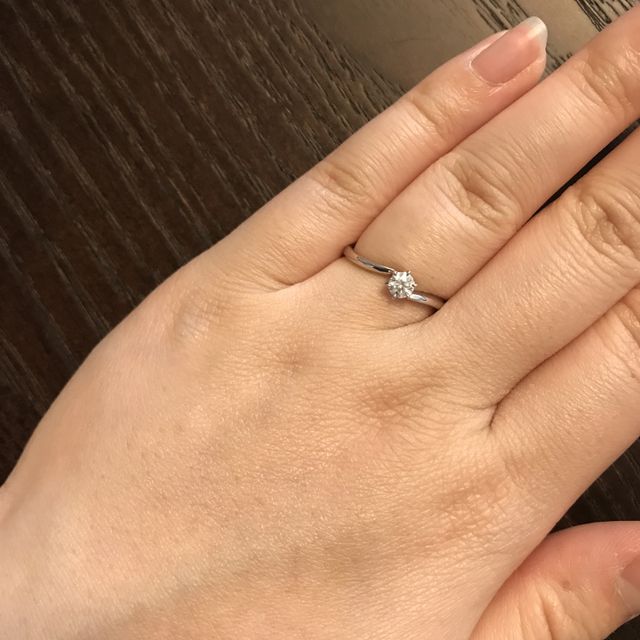 【BRILLIANCE+(ブリリアンスプラス)の口コミ】 ダイヤモンドの大きさを引き立たせてくれる可愛らしいデザインです。カー…