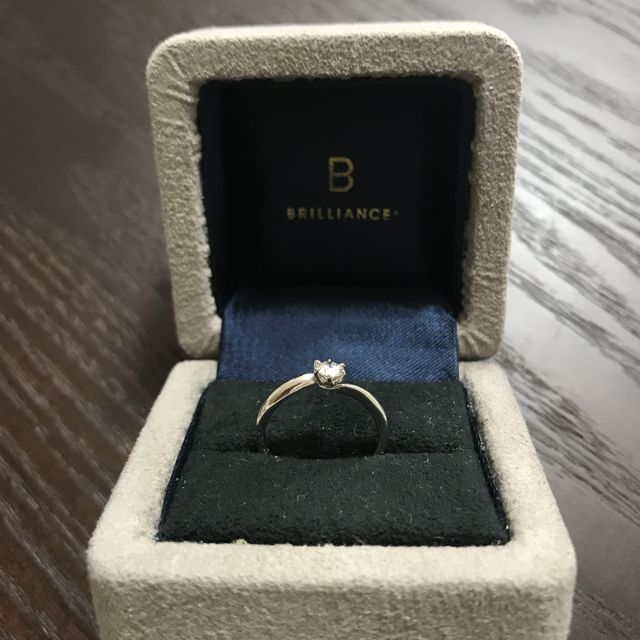 【BRILLIANCE+(ブリリアンスプラス)の口コミ】 ダイヤモンドの大きさを引き立たせてくれる可愛らしいデザインです。カー…