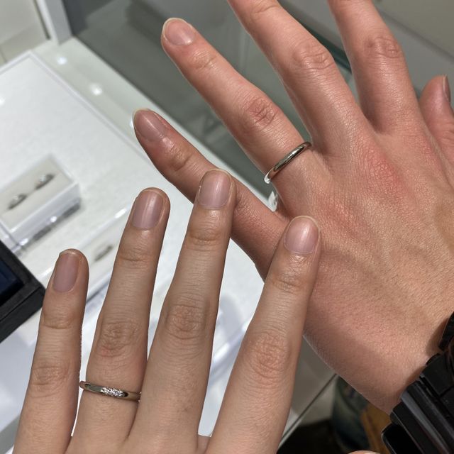 【4℃ BRIDAL(ヨンドシーブライダル)の口コミ】 女性の指輪はシンプルでありながら3つのダイアの輝きが印象的です。太さは…