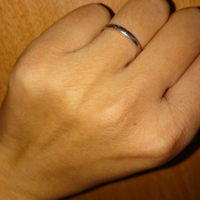 【銀座ダイヤモンドシライシの口コミ】 毎日つける結婚指輪なので、シンプルで邪魔にならないデザインを選びまし…