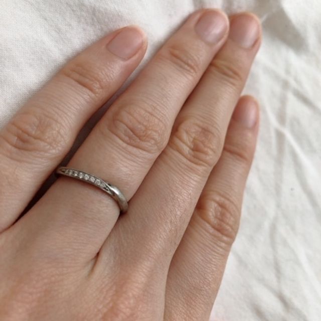 【俄(にわか)の口コミ】 リングの太さがスリムなもので、女性用は指先がきれいに見えるウェーブカ…