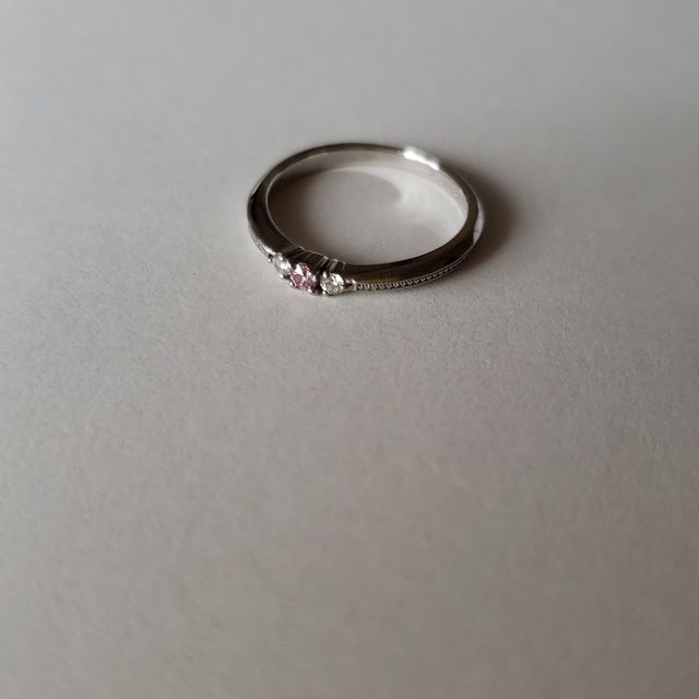 【Ginza Rim(銀座リム)の口コミ】 ピンクダイヤモンドが使用されていて、フレームには小さなハートが描かれ…