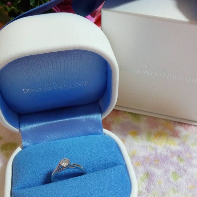 【銀座ダイヤモンドシライシの口コミ】 あまり高さのないシンプルな婚約指輪を探していました。こちらは上から見…