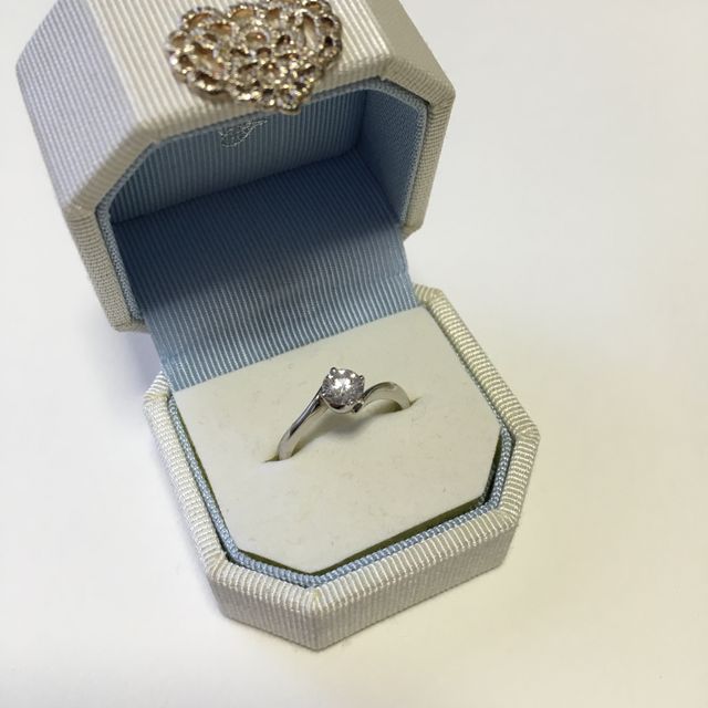 【サマンサティアラブライダル(Samantha Tiara Bridal)の口コミ】 来店時の店員さんの説明で、ダイヤを両手で包み込むような形になってるデ…