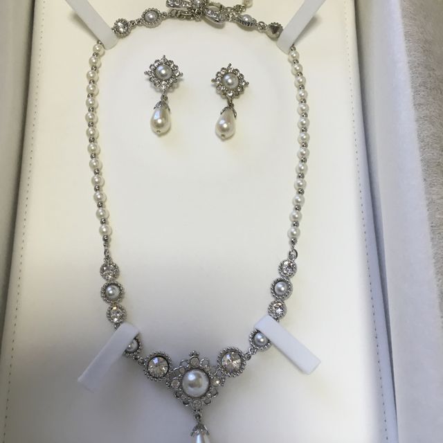 【サマンサティアラブライダル(Samantha Tiara Bridal)の口コミ】 来店時の店員さんの説明で、ダイヤを両手で包み込むような形になってるデ…