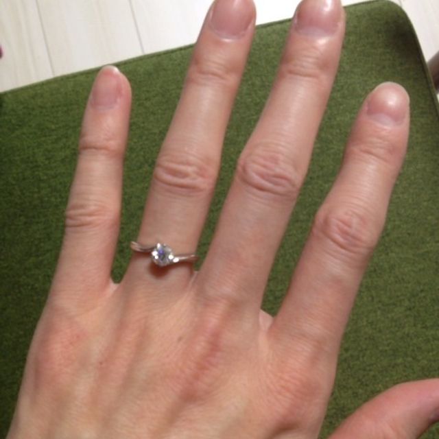 【サマンサティアラブライダル(Samantha Tiara Bridal)の口コミ】 来店時の店員さんの説明で、ダイヤを両手で包み込むような形になってるデ…