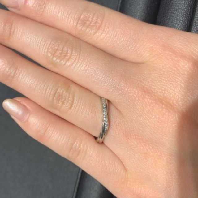 【銀座ダイヤモンドシライシの口コミ】 最初はあまりダイヤのないリングを探していましたが、色々と拝見していく…