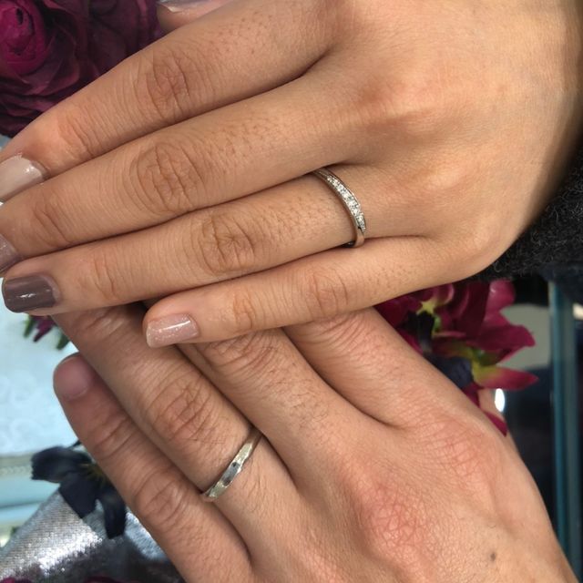 【ヴァンドーム青山(VENDOME AOYAMA)の口コミ】 シンプルなデザインのものを探していました。斜めにダイヤモンドが埋め込…