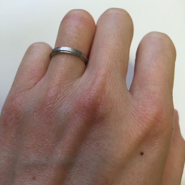 【カルティエ(Cartier)の口コミ】 婚約指輪と違って2人で付けるものなので、指輪を付け慣れていない旦那が付…