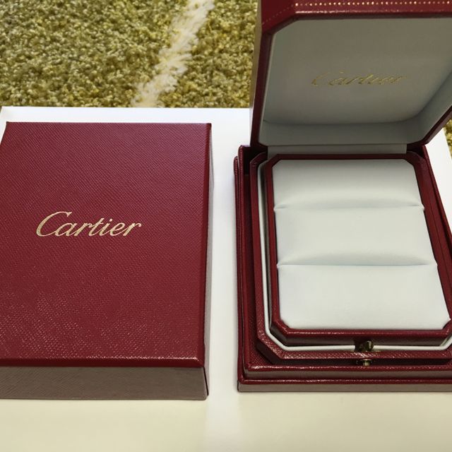 【カルティエ(Cartier)の口コミ】 婚約指輪と違って2人で付けるものなので、指輪を付け慣れていない旦那が付…