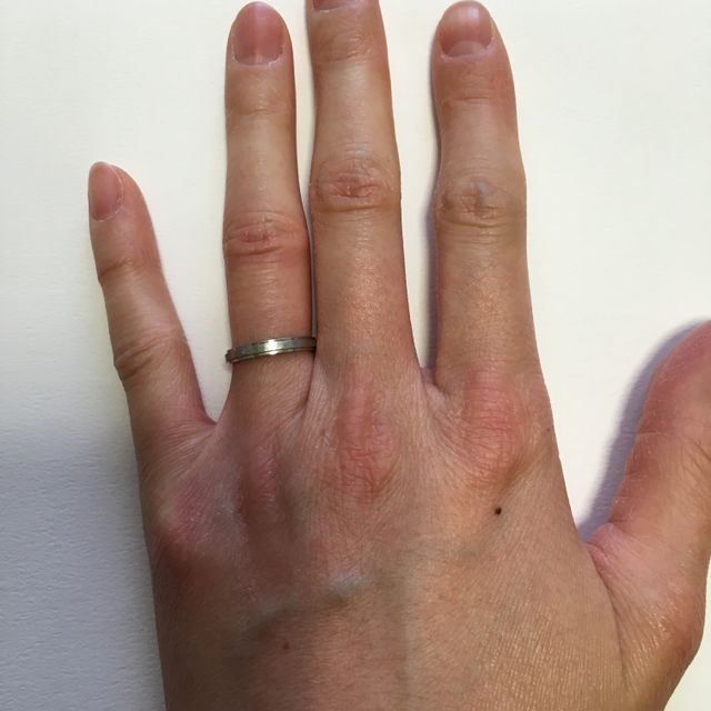 【カルティエ(Cartier)の口コミ】 婚約指輪と違って2人で付けるものなので、指輪を付け慣れていない旦那が付…