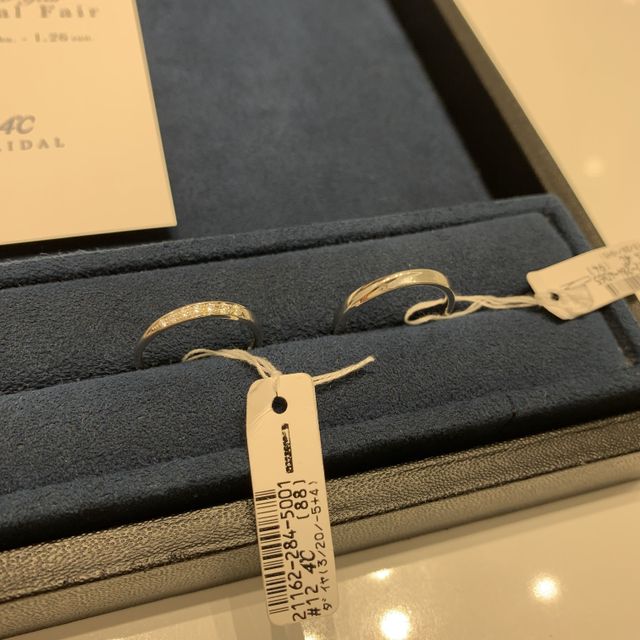 【4℃ BRIDAL(ヨンドシーブライダル)の口コミ】 女性のデザインはダイヤが7つついており婚約指輪と重ねづけするとひかりが…